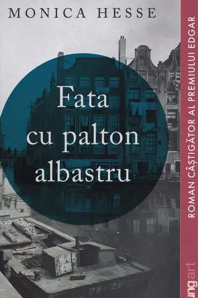 Fata cu palton albastru
