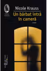 Un barbat intra in camera