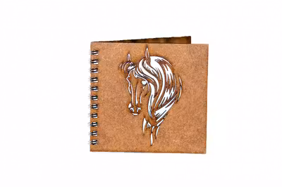 Agenda 10x10 personalizata din lemn cu un cal