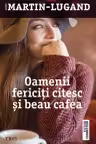 Oamenii fericiţi citesc şi beau cafea