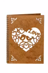 Agenda A5 personalizata din lemn cu o inima cu pasarele