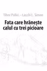 Fata care hraneste calul cu trei picioare