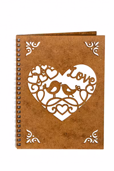 Agenda A5 personalizata din lemn cu o inima cu pasarele