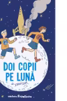 Doi copii pe luna