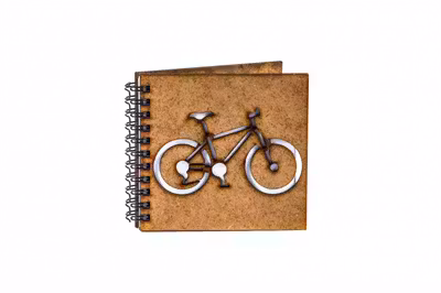 Agenda 10x10 personalizata din lemn cu o bicicleta