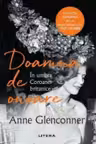 DOAMNA DE ONOARE. In umbra Coroanei britanice.