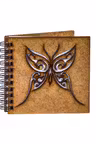 Agenda 10x10 personalizata din lemn cu un fluture
