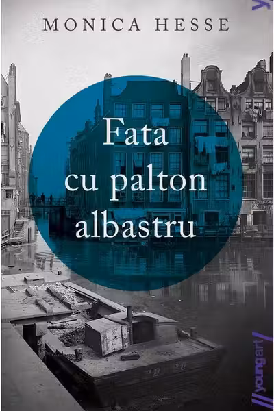 Fata cu palton albastru