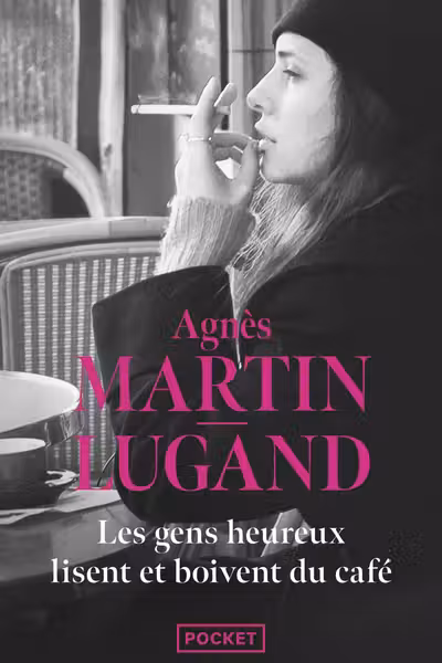 Les gens heureux lisent et boivent du cafe