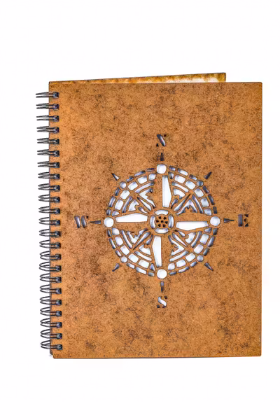 Agenda A5 personalizata din lemn cu o busola