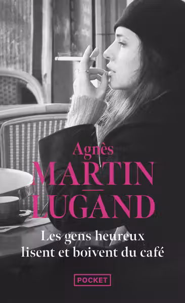 Les gens heureux lisent et boivent du cafe