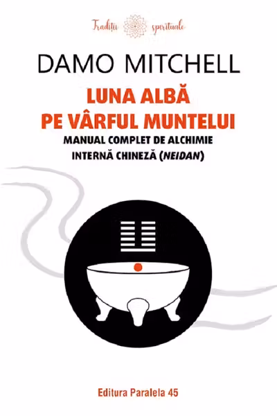 Luna albă pe vârful muntelui