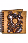 Agenda 10x10 personalizata din lemn cu un mecanism de ceas complex