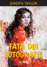 Fata din fotografie