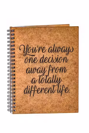Agenda A5 personalizata din lemn cu mesaj : Esti intotdeauna..