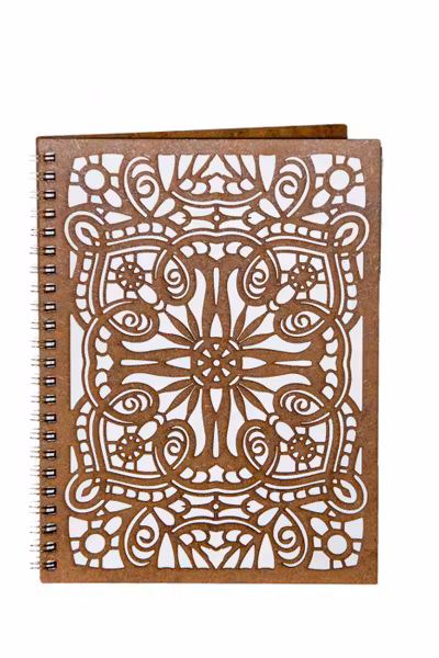 Agenda A5 personalizata din lemn cu model filigranat