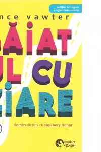 Baiatul cu ziare. Editie bilingva, engleza-romana