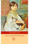 Casa cu pisica la fereastra