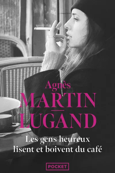 Les gens heureux lisent et boivent du cafe