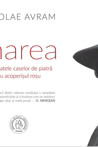Marea din spatele caselor de piatra cu acoperisul rosu